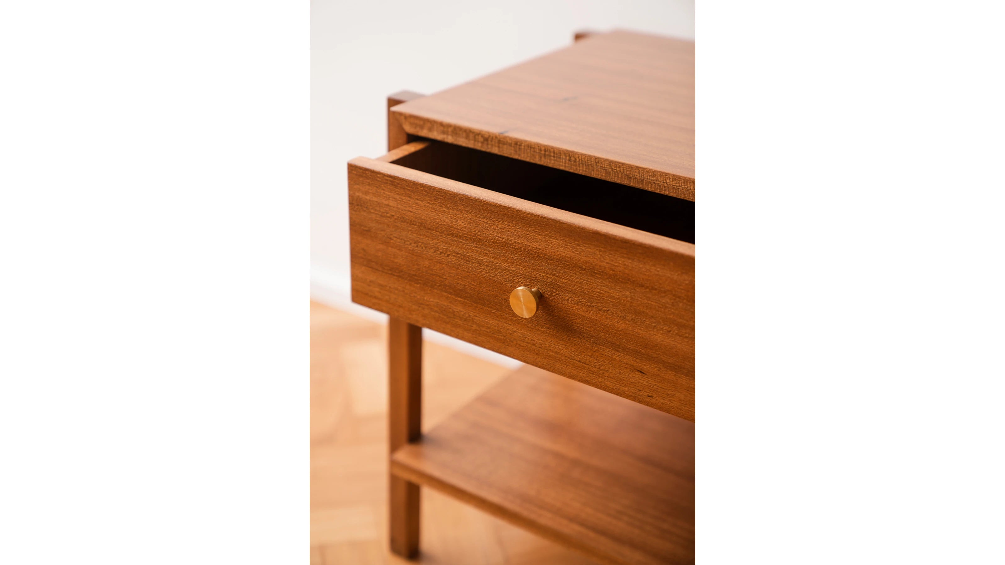 Taga Bedside Table