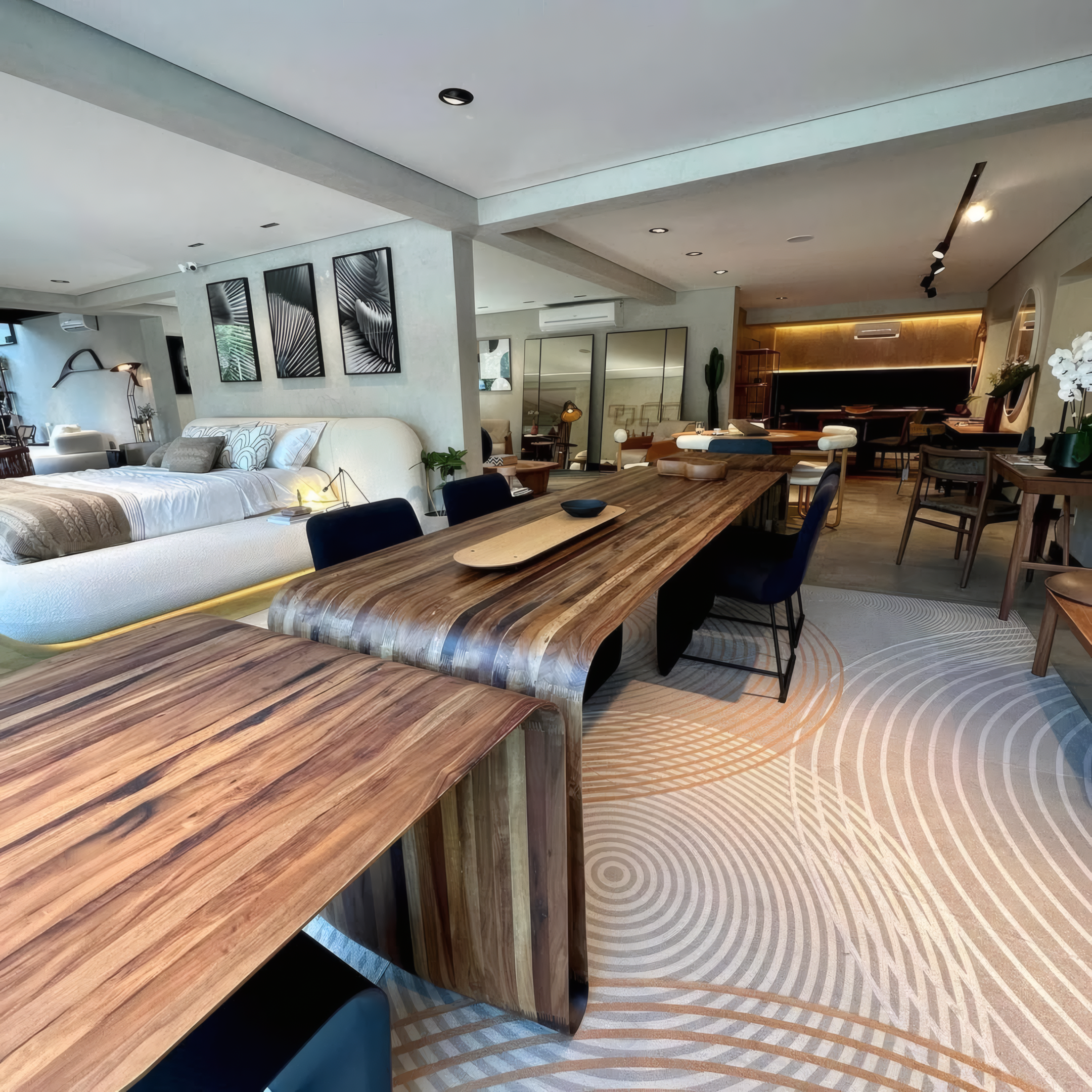 Dua Dining Table