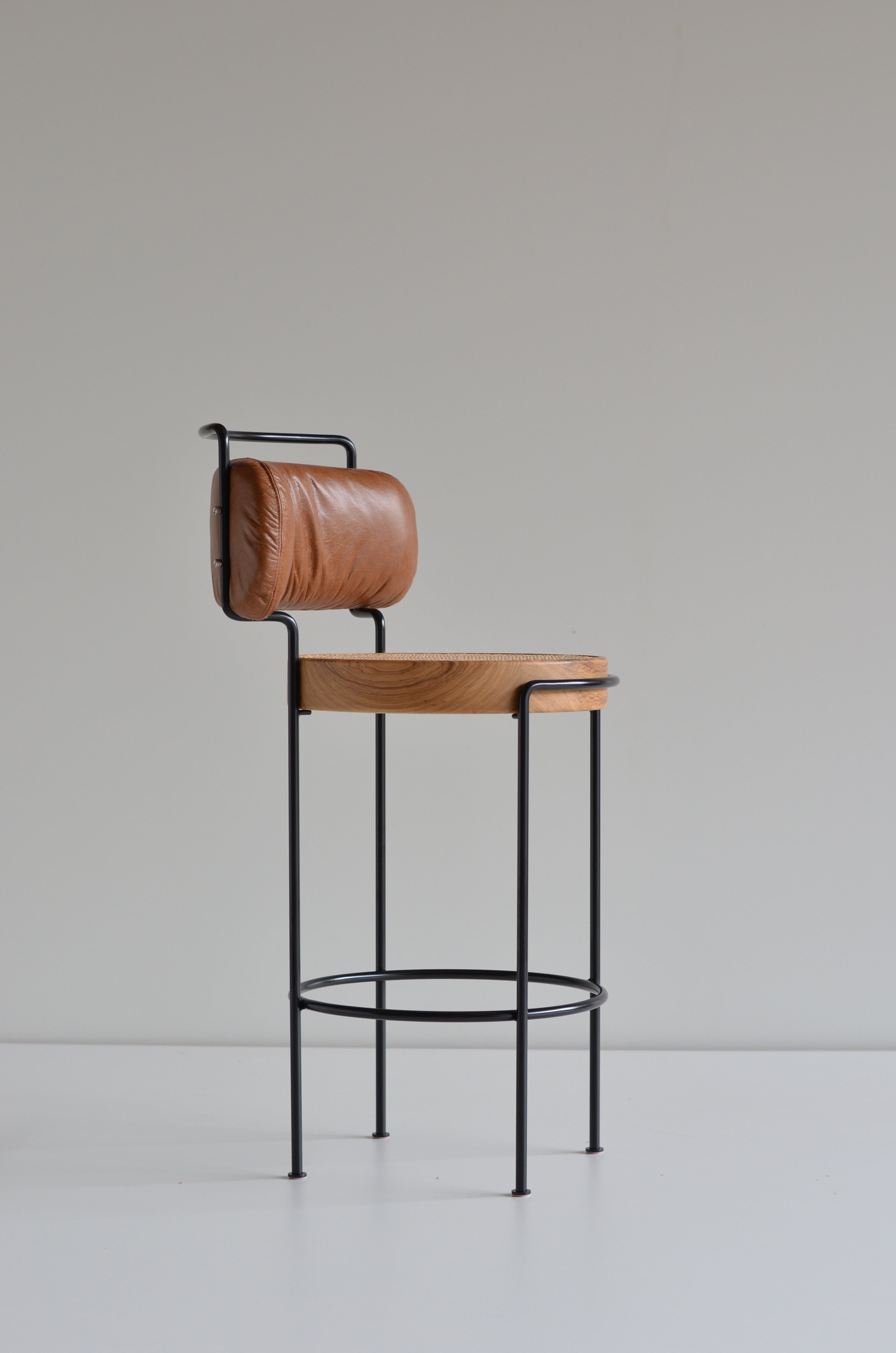 Iaiá High Stool (With Backrest) – Artekura